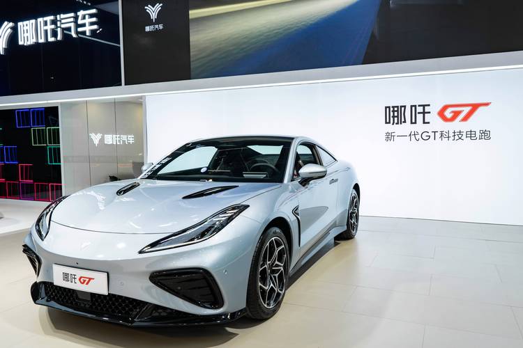 成都279哪吒汽车在智能汽车领域的表现，领途汽车在新能源汽车市场中的影响力